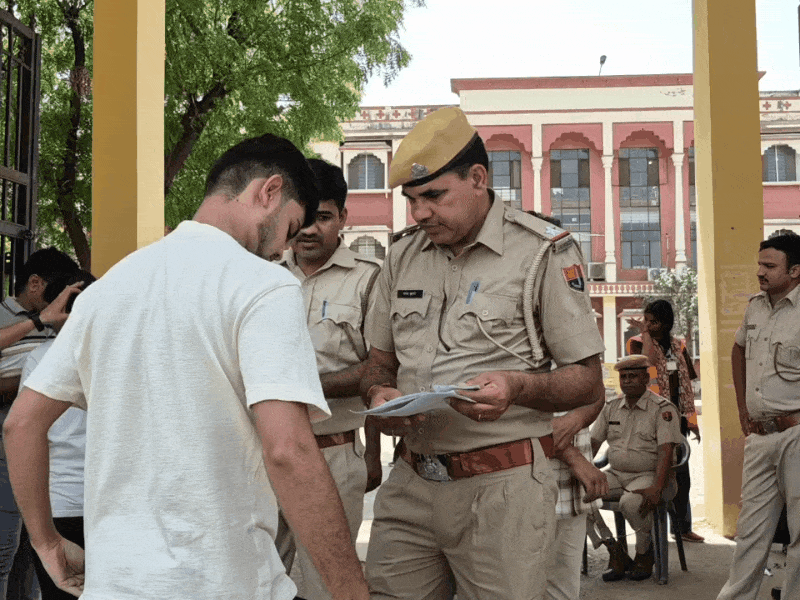 राजकीय मोरारका कॉलेज में डॉक्यूमेंट वेरिफिकेशन करते हुए