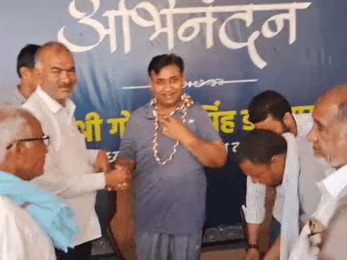 सीकर आवास पर कार्यकर्ताओं ने डोटासरा का स्वागत किया।