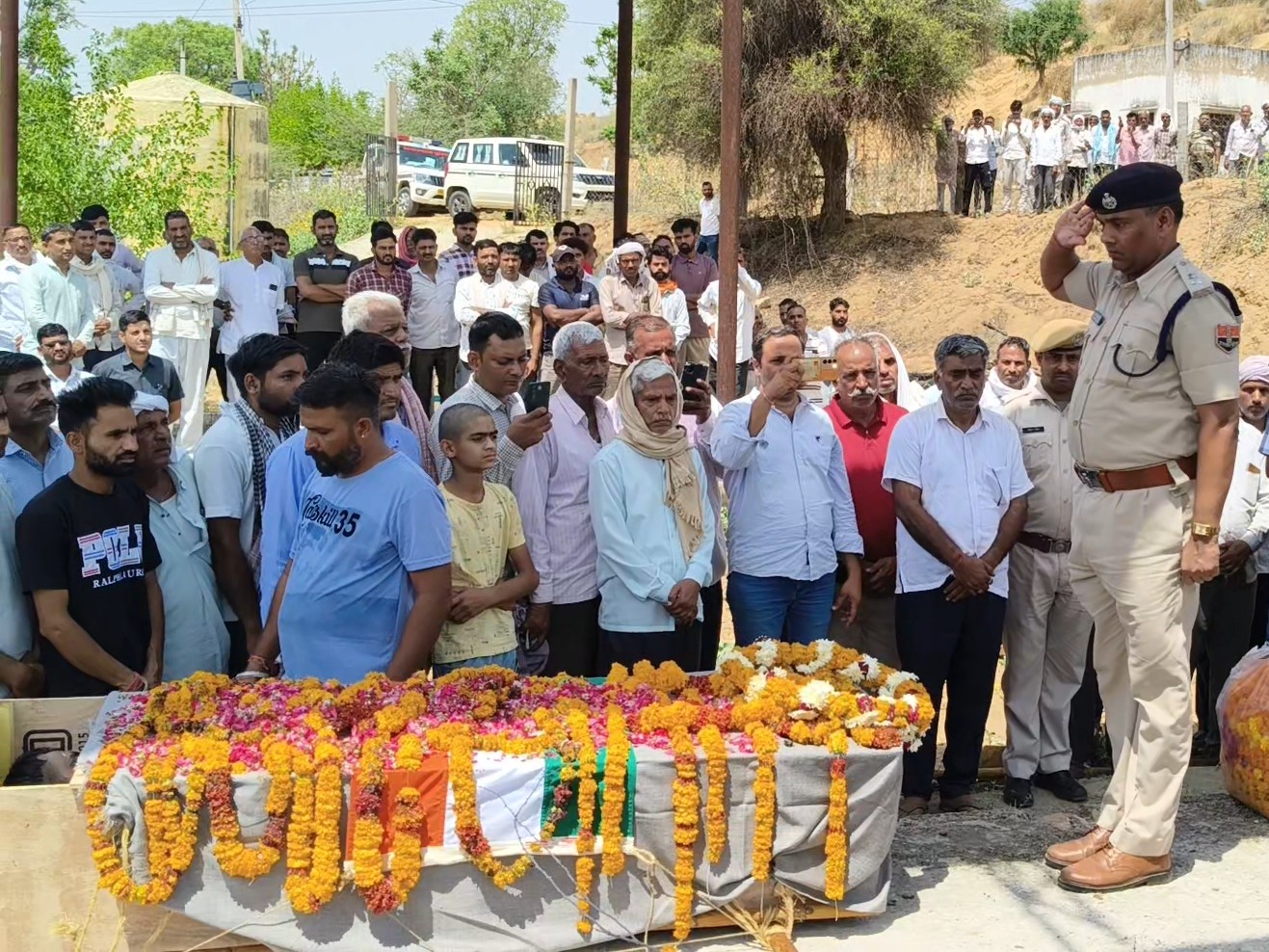 एएसआई का पार्थिव शरीर उनके पैतृक गांव रायपुरा लाया गया।