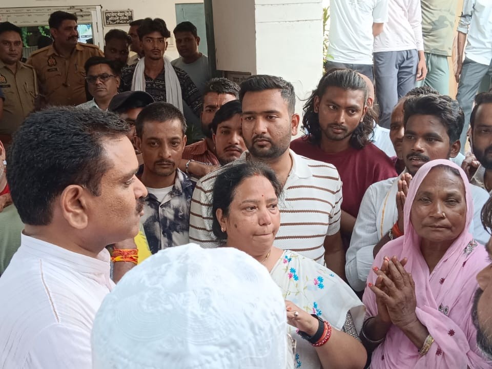 Kannauj Tubewell Operators Protest Minister Arun; Job Assurance