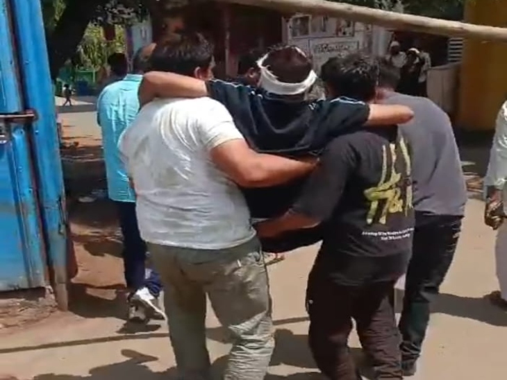 घायल को अस्पताल ले जाते हुए