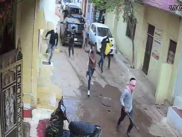 गोलियां चलाने के बाद भागते हमलावर।