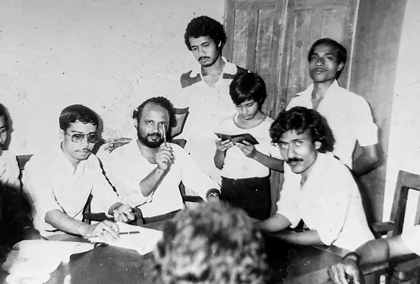 AASU के नेताओं के साथ पैंफलेट पढ़ते 12 साल के हिमंता बिस्वा सरमा। 1981 के आसपास, जब असम आंदोलन अपने चरम पर था, किशोर हिमंता हर शाम संगठन की प्रेस रिलीज और पर्चे लोगों तक पहुंचाते थे।