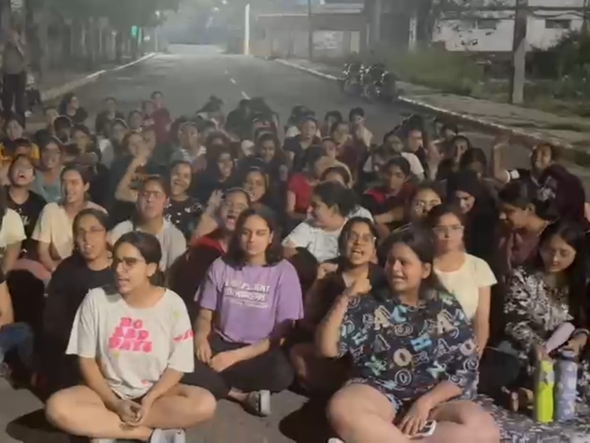 छांयसा स्थित अटल बिहारी वाजपेयी राजकीय चिकित्सा महाविद्यालय के छात्र रात को नारेबाजी करते हुए। - Dainik Bhaskar