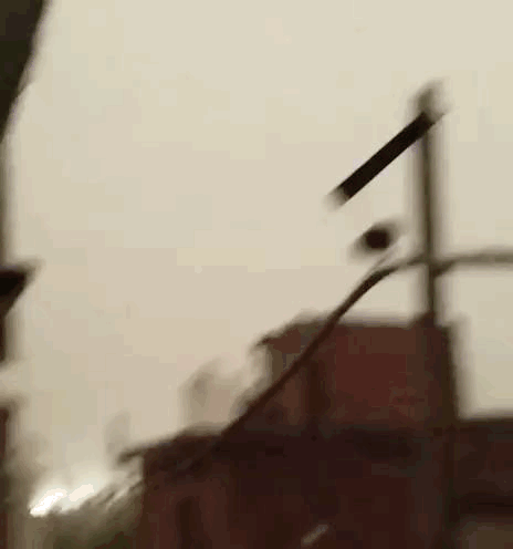 आसमान में बिजली चमकती हुई
