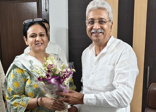 हरियाणा कांग्रेस अध्यक्ष राव नरेंद्र सिंह के साथ महिला कांग्रेस अध्यक्ष पर्ल चौधरी।