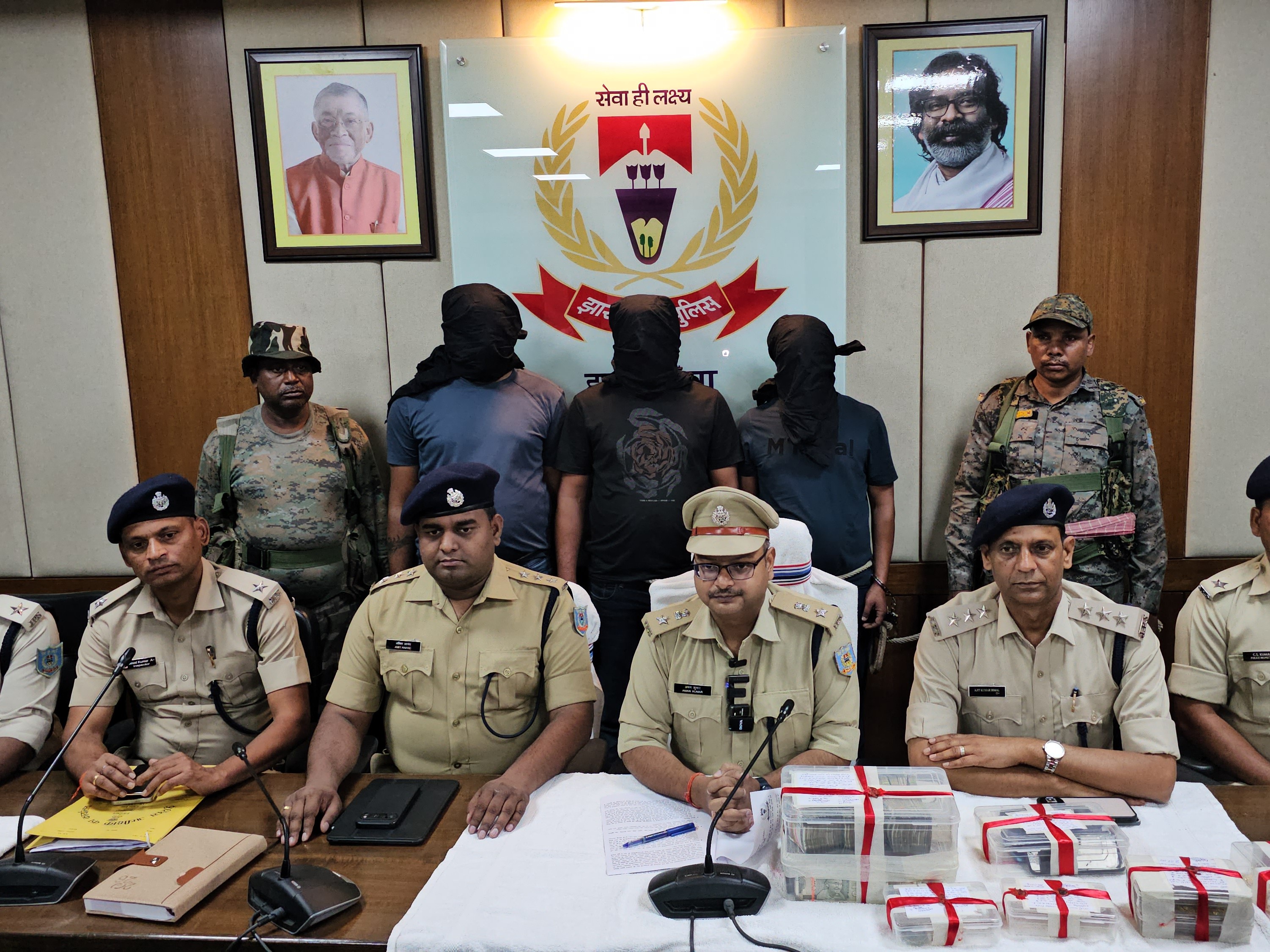 करीब 3-4 महीने पहले व्हाट्सएप के माध्यम से संपर्क कर योजना बनाई गई। एक साल पहले बैंक की रेकी की गई थी।