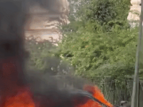 तिगांव क्षेत्र में शनि मंदिर के पास सड़क पर खड़ी एक आई20 कार में अचानक आग लग गई। - Dainik Bhaskar