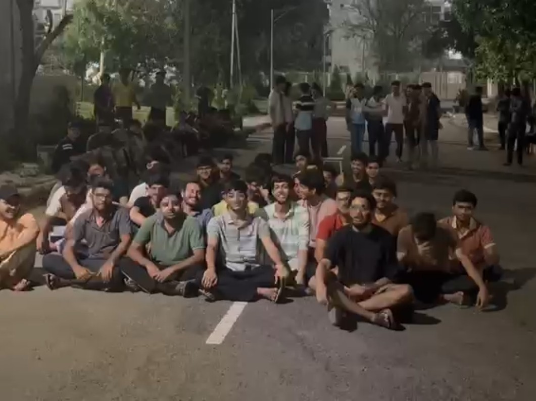 मेडिकल कॉलेज के छात्र-छात्राओं का देर रात को समस्याओं को लेकर धरना दिया।