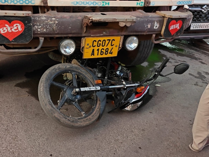ट्रक के नीचे आने से बाइक के परखच्चे उड़ गए