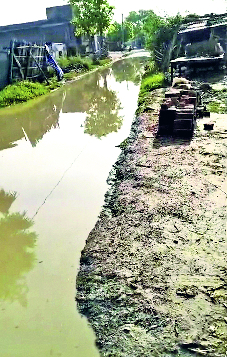 Road turns into pond after light rain