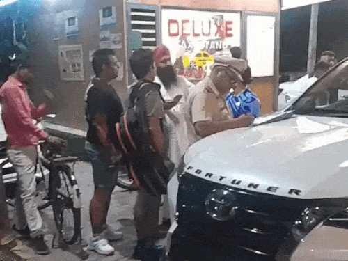 कार्रवाई के लिए थाना डिविजन -4 से पहुंचे एएसआई हीरा लाल।