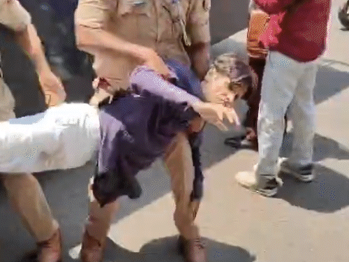 लखनऊ में आम आदमी पार्टी कार्यकर्ताओं को घसीटकर ले गई पुलिस।