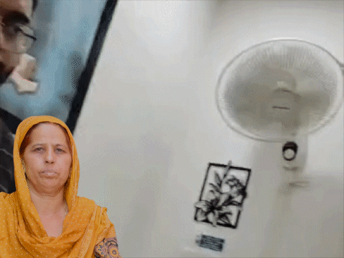 महिला का ऑपरेशन करने वाले डॉक्टर, इनसेट में मृतक की फाइल फोटो। - Dainik Bhaskar