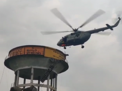 पानी की टंकी पर फंसे दोनों बच्चों को एयरफोर्स ने MI-17 हेलिकॉप्टर से सुरक्षित रेस्क्यू किया।