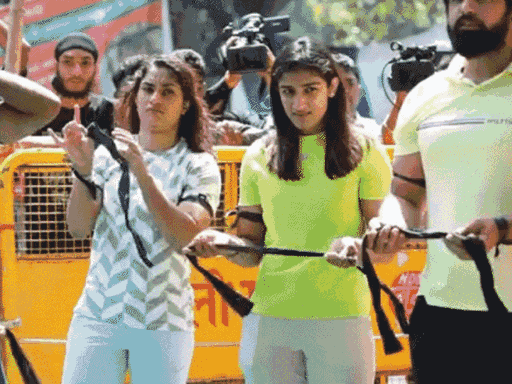 विनेश फोगाट ने अन्य पहलवानों के साथ दिल्ली में धरने के दौरान ब्लैक-डे बनाया था।