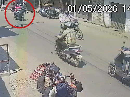 इसी सीसीटीवी के आधार पर पुलिस पूजा तक पहुंची। इसमें पूजा लड़के को स्कूटी से ले जाते हुए दिख रही है।