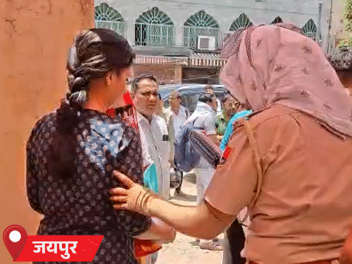 परीक्षा केंद्रों पर जांच के नाम पर लड़कियों से दुपट्‌टे तक बाहर रखवा दिए गए। यह तस्वीर जयपुर के सुभाष चंद्र बोस स्कूल की है।