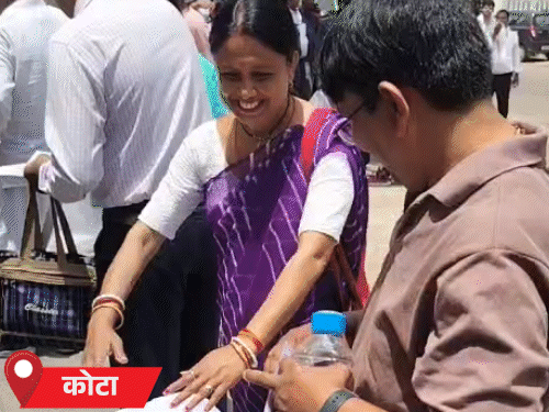 कोटा के मोदी पब्लिक स्कूल के बाहर का यह दृश्य भावुक करने वाला था। जब बच्चे ने पेरेंट्स के पैर छुए तो मां ने गले लगा लिया। उनकी आंखें डबडबा गईं।
