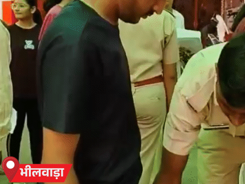 परीक्षा केंद्रों पर पूरी गंभीरता से एक-एक स्टूडेंट की जांच के बाद ही एंट्री दी गई।
