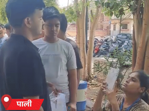 पाबंदी के बावजूद कई कैंडिडेट बाली, हाथों में कलावा बांधकर परीक्षा केंद्र पहुंचे थे।