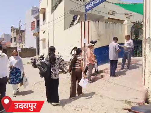 सुबह 11 बजते ही स्टूडेंट्स के लिए एंट्री शुरू कर दी गई।