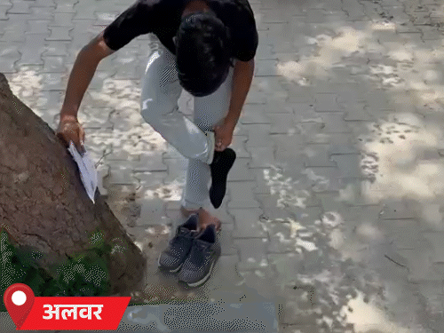 परीक्षा केंद्रों में जूते पहनकर जाने की अनुमति नहीं है। कई लड़के हाथ में धागा बांधकर पहुंचे, जिन्हें एंट्री से पहले निकालना पड़ा।