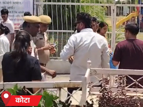 कोटा के मोदी स्कूल में बने सेंटर के बाहर मोबाइल से वीडियो बना रहे युवक को पुलिसकर्मियों ने पकड़ लिया और मोबाइल ले लिया। बाद में हिदायत देकर छोड़ा गया।