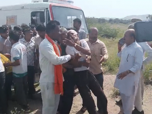 मौके पर बेटे का शव देख पिता होश खो बैठे। उन्हें परिजनों ने संभाला।