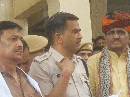 प्रशासन की ओर से सहमति बनने के लिए परिजन शव उठाने पर राजी हुए।