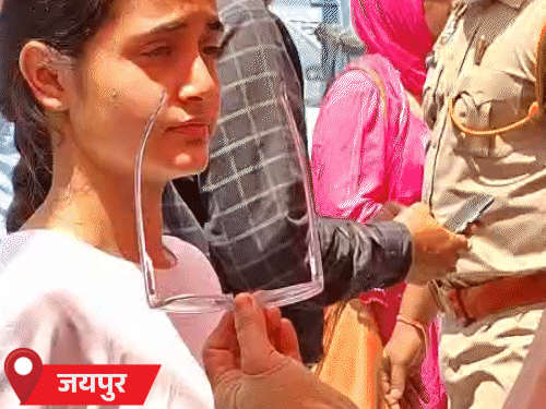 जयपुर के परीक्षा केंद्रों पर चश्मे की जांच मेटल डटेक्टर से की गई। हाथों में बंधे कलावा को भी काटा गया। तभी अभ्यर्थियों को एंट्री मिली।