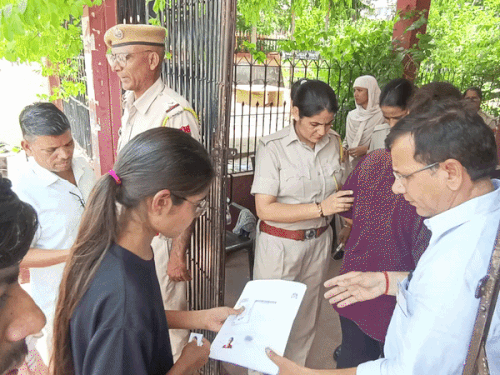 अभ्यर्थियों को केवल फोटो और आधार कार्ड अंदर ले जाने दिया गया।