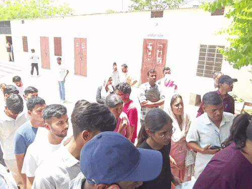डेंट्स की मेटल डिटेक्टर से जांच हुई और बायोमेट्रिक्स वेरिफिकेशन के बाद ही उन्हें प्रवेश मिला।