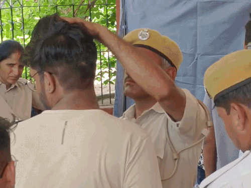 सुरक्षा के लिहाज से पजामे और पेंट के नाड़े और चैन भी निकलवा दिए गए।