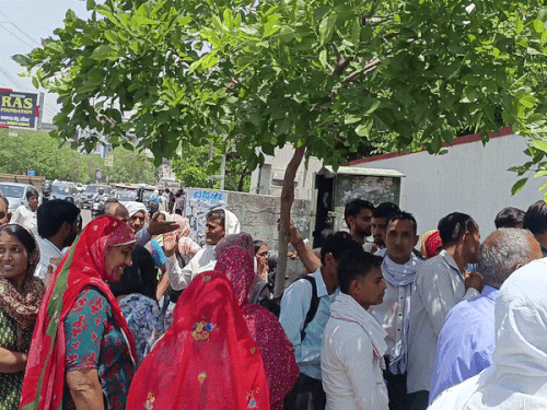 एग्जाम केंद्रों पर अभ्यर्थियों के परिजनों की भारी भीड़ देखने को मिली।