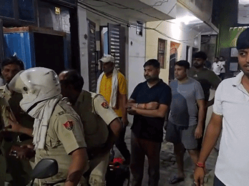 पुलिस आने के बाद कॉलोनी में स्थानीय लोग भी आ गए।