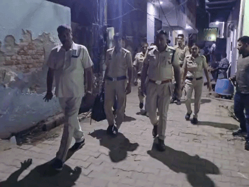 गुरुग्राम में महिला और उसके चार बच्चों की हत्या के बाद मौके पर पहुंची पुलिस।
