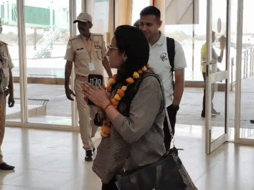 मई में पहली बार जयपुर से जैसलमेर एयरपोर्ट पहुंची फ्लाइट में आए पैसेंजर्स का स्वागत किया गया।