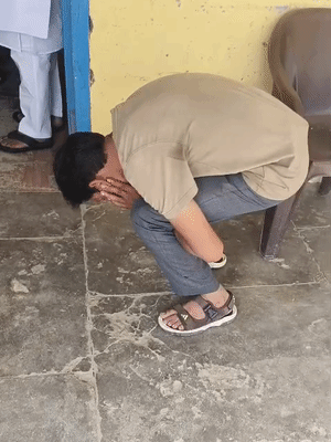 मीटर रीडर करीब 30 मिनट तक दफ्तर के बाहर मुर्गा बना रहा।