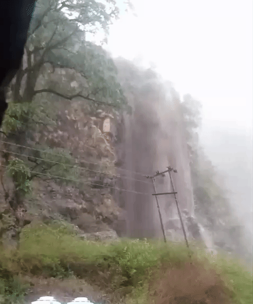उत्तराखंड में उत्तरकाशी के गंगोत्री नेशनल हाईवे पर मनेरी में रविवार को पहाड़ी से अचानक पानी गिरने लगा।