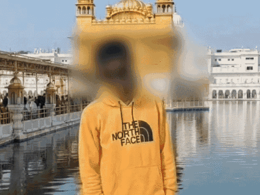 जूते पहने युवक पवित्र परिक्रमा में खड़ा, उसे लेने के लिए गाड़ी आई। यह वीडियो AI जनरेटेड है।
