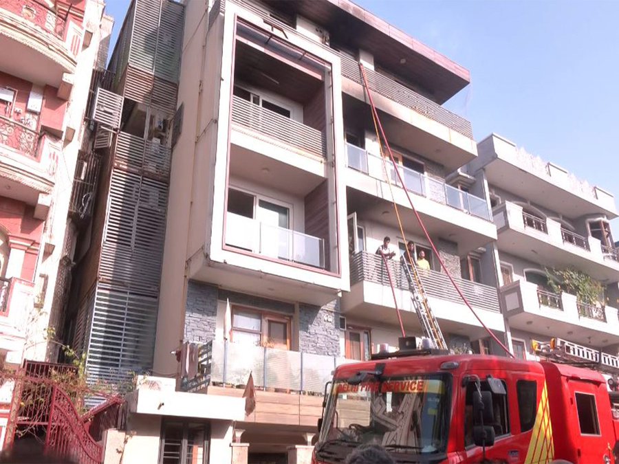 यह बिल्डिंग के सामने का हिस्सा है। AC पीछे लगा था, जहां धमाके से आग लगी।