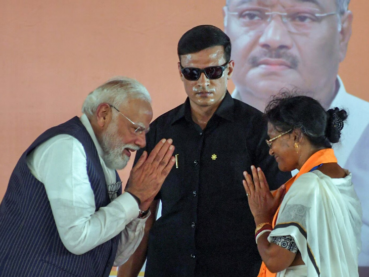 24 अप्रैल को दमदम में पीएम नरेंद्र मोदी ने आरजी कर रेप केस की पीड़िता की मां और बीजेपी कैंडिडेट रत्ना देबनाथ के लिए रैली की थी।