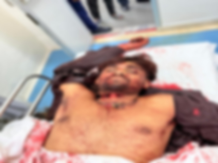 बदमाशों ने चापड़ से युवक का गला काट दिया, जिससे उसकी मौत हो गई।
