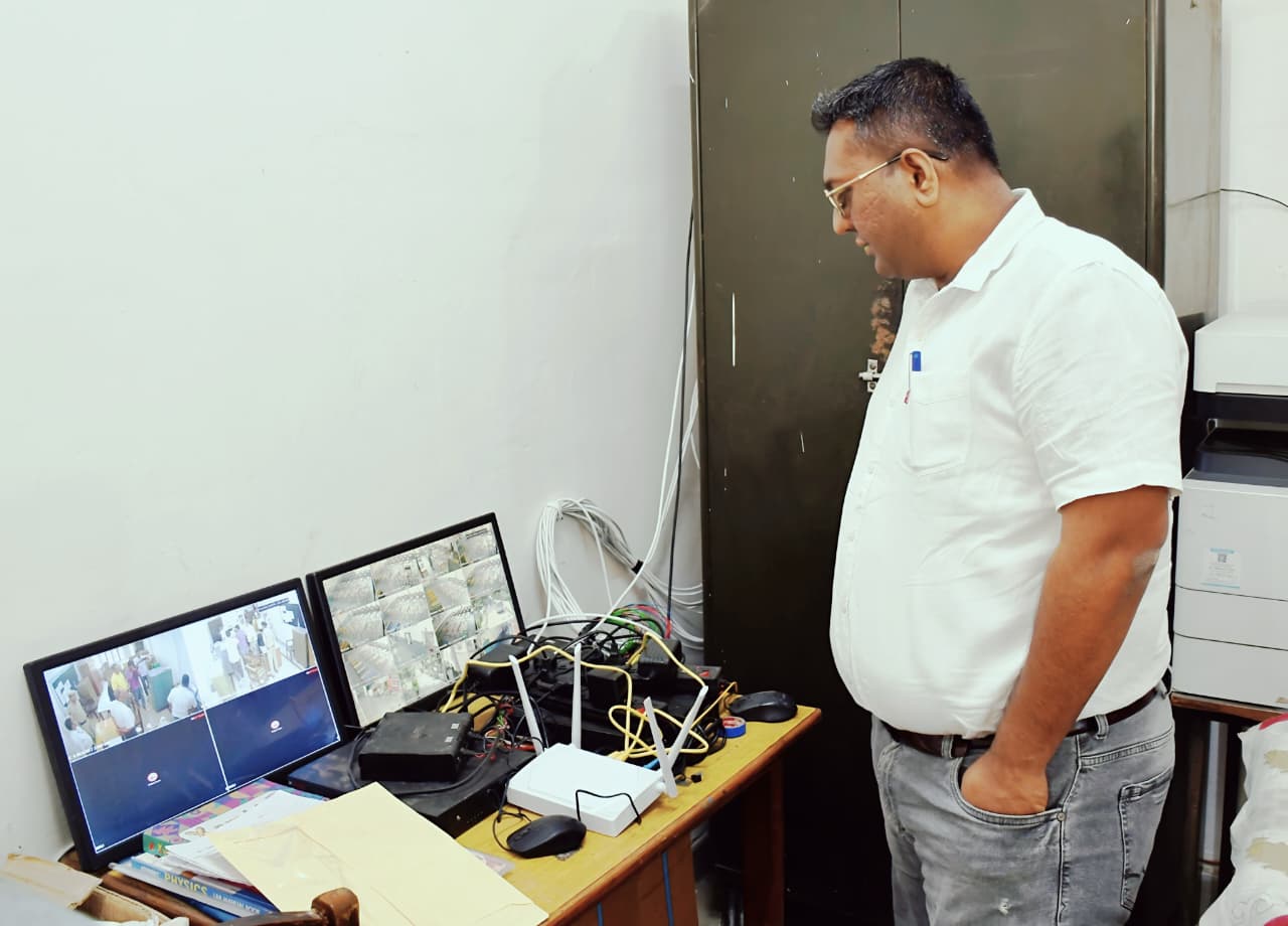 डीसी स्वप्निल रविंद्र पाटिल ने जिला मुख्यालय पर केंद्रीय विद्यालय में बनाए गए केन्द्र पर परीक्षा शुरू होने से परीक्षा आयोजन की नियमानुसार व्यवस्थाए देखी, सीसीटीवी के अलावा अन्य जरूरी व्यवस्था देखी, साथ ही परीक्षा केंद्र अधीक्षक व स्टाफ से भी पूछताछ की