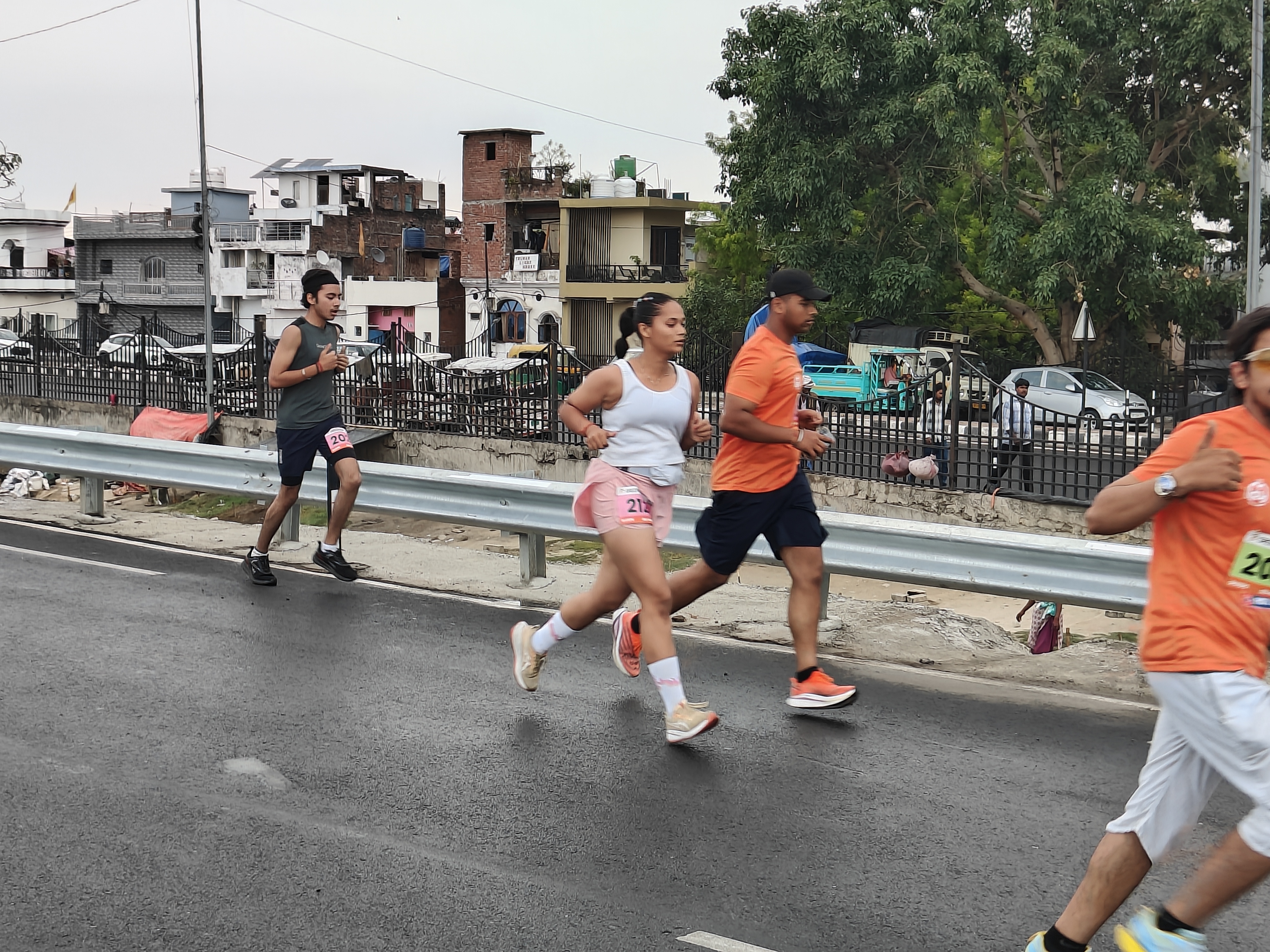 लखनऊ में बारिश की वजह से मौसम सुहाना रहा। इससे दौड़ में शामिल लोगों को काफी आनंद आया।