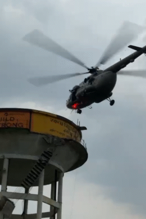मौसम खराब होने की वजह से प्रशासन रेस्क्यू ऑपरेशन नहीं चला पाया। बाद में एयरफोर्स से मदद मांगनी पड़ी।