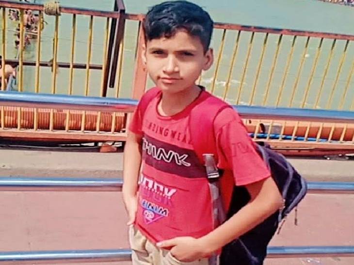 यह अंशुमान है, जिसे उसकी मां की सहेली पूजा ने नहर में धकेल कर मार दिया।