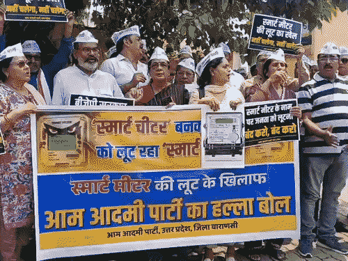 वाराणसी में स्मार्ट मीटर को लेकर आम आदमी पार्टी ने प्रदर्शन किया।