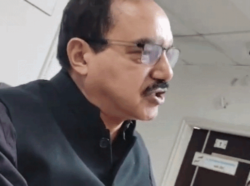अस्पताल में हंगामा करते परिजनों को समझाते डॉक्टर।